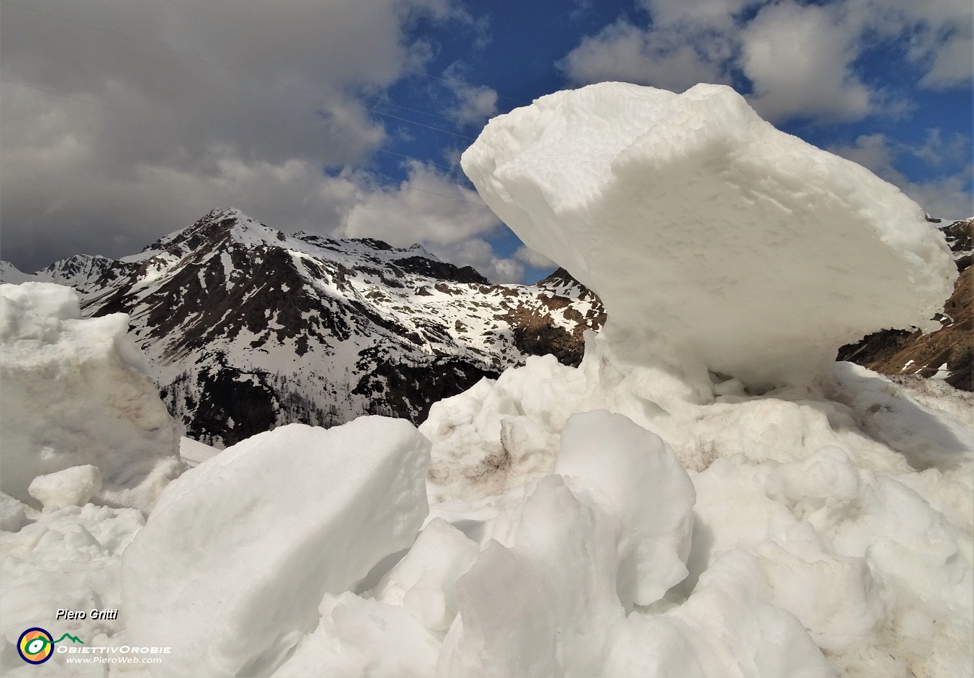 40 Sculture di bianca neve  con vista verso il Monte Ponteranica.JPG